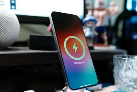 汉寿苹果15换屏服务分享用什么充电器给iPhone15充电更好 